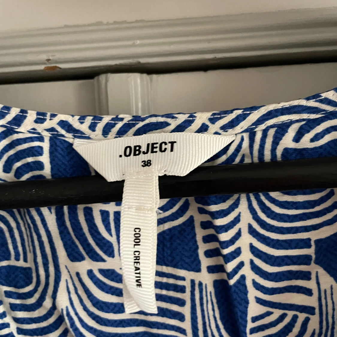 Blåvit blus med knyt från Object - 1