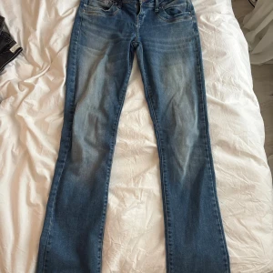 Blå bootcut jeans från LTB Valerie - Snygga blå jeans från LTB, modell Valerie, med bootcut passform och klassisk femficksdesign. Jeansen har en lätt tvättad look och kontrastsömmar. Hör av er om eventuella frågor 🩵
