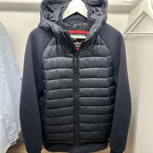 Superdry Cardigan Jacka Navy M - Tvärfet cardigan jacka från Superdry i superbra skick. Inga defekter eller fläckar. Size M.