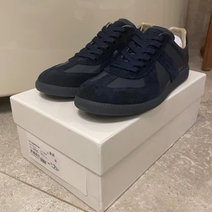 Maison margiela Gats - Säljer dessa riktigt feta gats från Maison margiela i storleken 44. Skorna är 10/10 i skick. Box medkommer. Om du har några frågor eller funderingar, tveka inte på att höra av dej! OBS: INTE ORG1NAL.