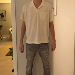 Beige pikétröja i frotté från H&M XL - Säljer en beige pikétröja från H&M i storlek XL. Tröjan är i mjuk frotté, har klassisk krage, korta ärmar och en bröstficka. Perfekt för en chill och avslappnad stil under varmare dagar.