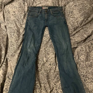 Levis jeans - Ett par jätte snygga low waist jeans (har sytt low risen själv, men dom sitter bra) använt fåtal gånger, jag är 167 och dom sitter precis nedanför mina fotleder, dom sitter fint upptill och lite baggy ner till🩷tror storleken är ungefär xs/s
