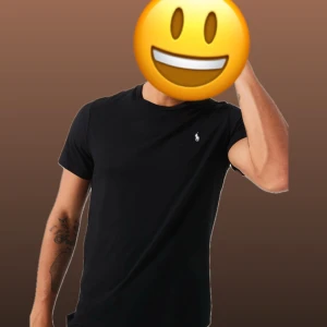 T-shirt  - Helt ny levereras inplastade. Personen på bilden är 180cm lång och väger 80kg. Personen på bilden bär Storlek M. 