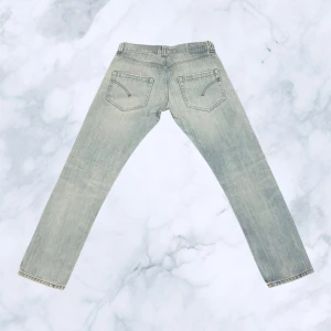 Ljusblå raka jeans Jacob cohen  - Snygga ljusblå jeans från Jacob cohen  med klassisk femficksdesign och raka ben. Jeansen har subtila slitningar och en enkel look som passar till det mesta. Tillverkade i mjukt denimtyg för en bekväm känsla hela dagen. Nypris 3000