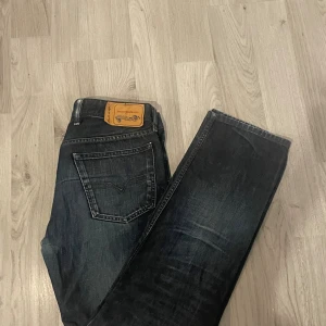 Svarta jeans från Diesel, storlek 32 -  Säljer ett par diesel jeans som är bra skick. Skicka samma dag som man köper den.
