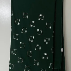 Mörkgrön hijab/slöja - Hijan som jag har köpt från en butik men minns inte riktigt vart eller vilken den var. Men den är faktiskt jättebra om jag ska vara ärlig, och den har inga skador eller fläckar som ni ser på bilden! Den har materialet polyester och måttet är att längden/höjden är 178cm och bredden är 69cm 💕💕