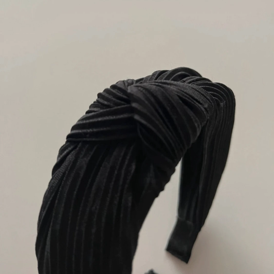 Svart ribbat diadem med knut - 2