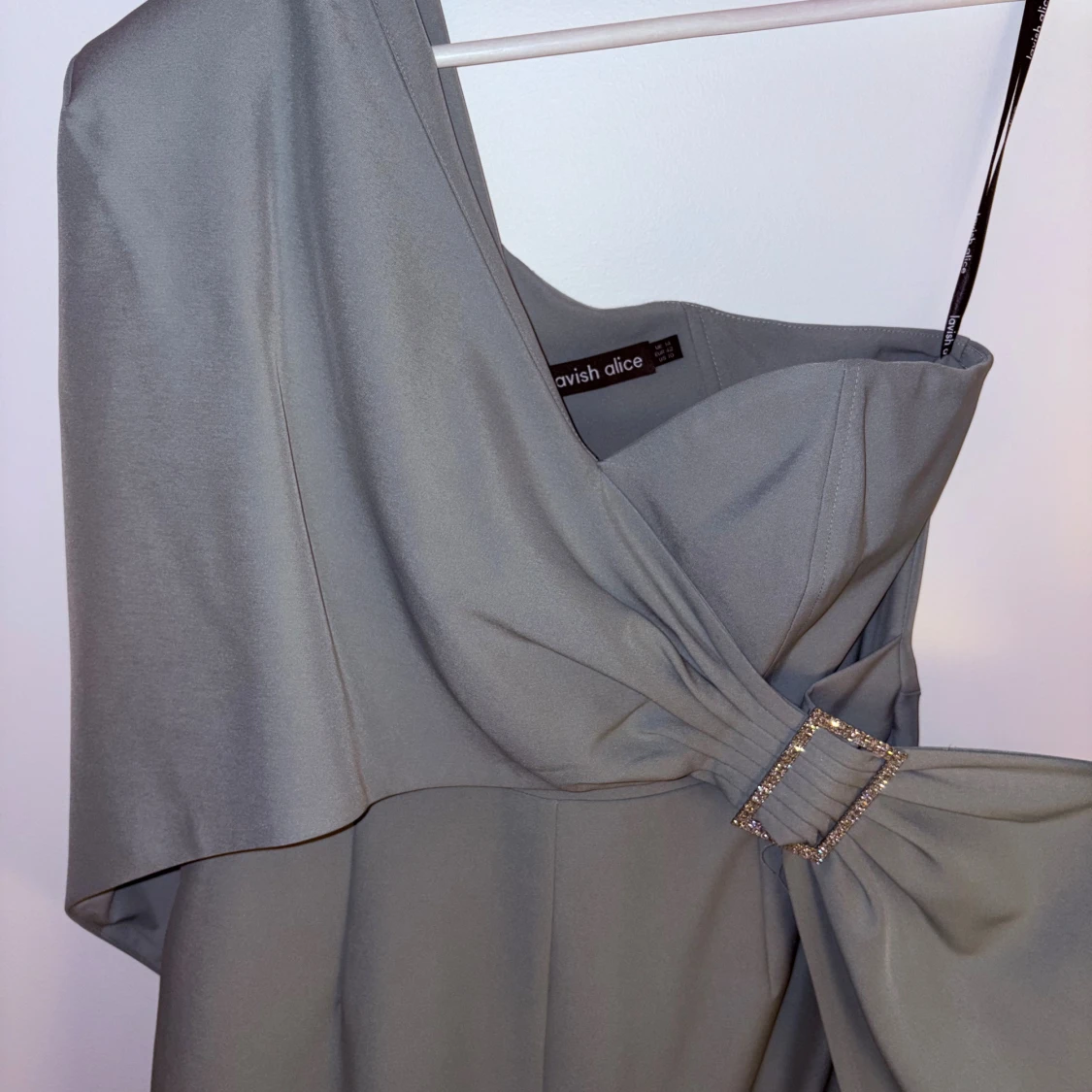 Ljusgrön oneshoulder klänning Lavish Alice - 3