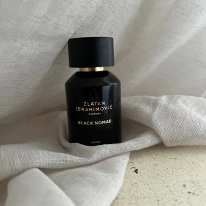 Zlatan Black Nomad Limited Edition - En helt otrolig doft från Zlatan Ibrahimović. Limited edition Black Nomad EDT 100ml (använd ca 5%) Säljes utan box. Träig och kryddig doft. Toppnoter: Eukalyptus och harts. Hjärtnoter: Sandelträ och cederträ. Basnoter: Patchouli och vetiver.