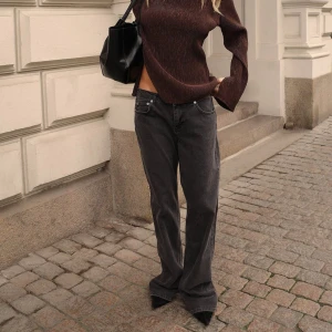 vida lågmidjade jeans - superfina jeans från NAKD, fint skick då de är använda max 4 gånger💓 köpta för 700kr, stora i storleken💓 vida ben med låg midja, färgen är mörkgrå