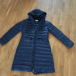 Ridjacka från crw - Säljer lång ridjacka från crw andvänd lite grann förra vintern fint skick. köptes för 800