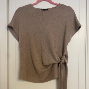Beige tröja med knut - Superfin tröja ifrån Zara med Knut på sidan! Storlek S och använd och tvättad en gång💕💕