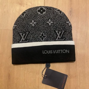 Louis Vuitton lv mössa beanie - Helt ny.                                                                 Skriv privat vid fler frågor.