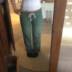 Linnebyxor - Gröna linnebyxor från Roxy🥰 Köpte i formas men har inte använt, därav priset. Dem är verkligen så sköna och snygga så man kan ha dem både hemma och ute. Hör av dig vid minsta lilla fråga!🌝