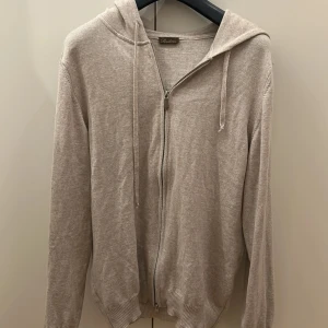 Beige hoodie från Stenströms - Säljer en stilren beige ziphoodie från Stenströms.  Riktigt skön och gjort av 100% merino ull nypris ca 2000. Priset går att diskuteras🙌