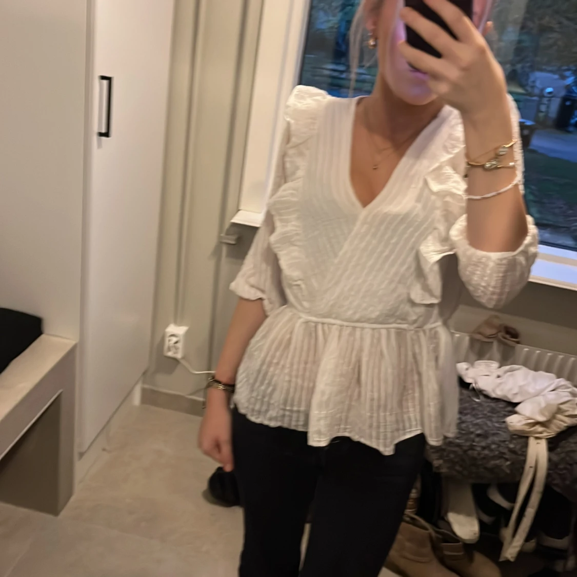 Vit omlottblus med volangdetaljer