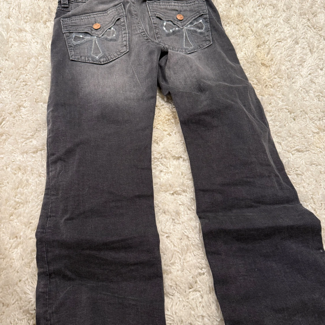 Grå jeans med broderade bakfickor Gina Tricot - 1