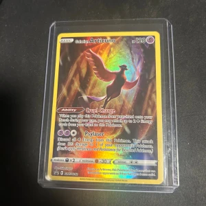 Galarian Articuno - Coolt Pokémonkort med Galarian Articuno! Perfekt för samlare och fans av Pokémon. Kortet har snygg holo-effekt och är skyddat i plastficka. Ett måste för dig som vill ha en unik och kraftfull Pokémon i din samling!