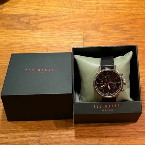 Ted baker klocka - Säljer en Ted baker klocka köpt på zalando för 1900, aldrig använd för jag har andra klockor. Fullt fungerande och är köpt i juni 2025 perfekt klocka för yngre killar