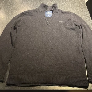 Hollister halv zip - Superskön svart tröja från Hollister! Klassisk men ändå chill stil – funkar till allt. I fint skick och perfekt för hösten