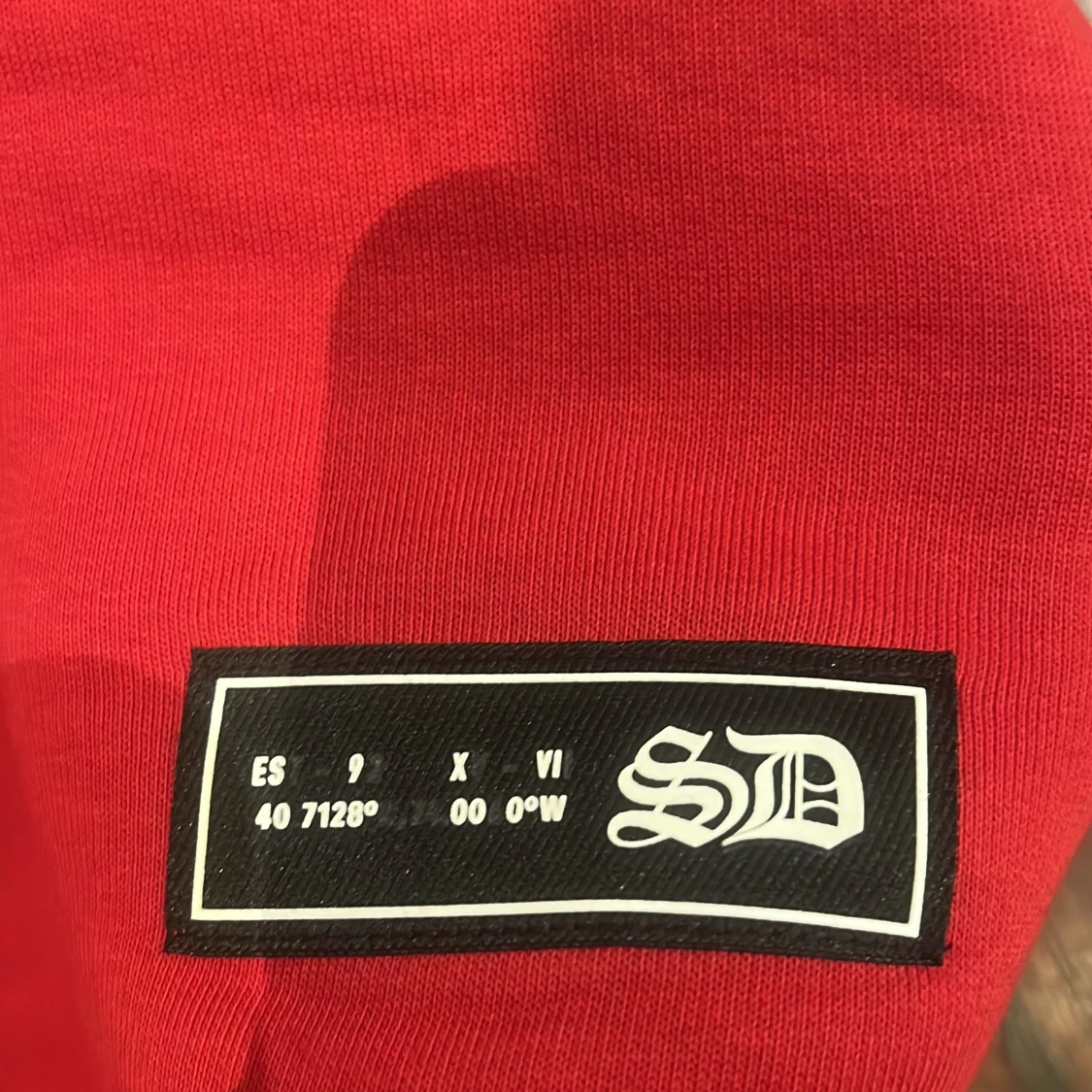 Röd hoodie Supply & Demand - 2