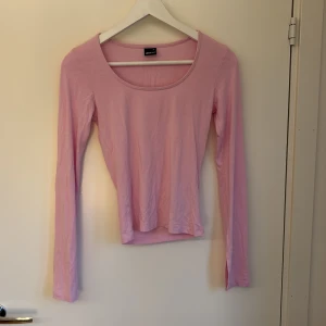 Ljusrosa långärmad topp från gina tricot - Säljer en ljusrosa långärmad topp från gina tricot. Toppen har en rundad halsringning och är figurnära i modellen. Perfekt att styla med jeans eller kjol för en chill look. Materialet är mjukt och stretchigt bomull som känns skönt mot huden.