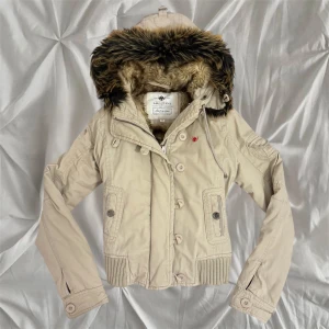 Abercrombie & Fitch puffer style jacket  - Abercrombie & Fitch liknande vintage jacka med luva och päls 🪽perfekt för höst/vinter 🪽passar storlek s och xs beroende på önskad passform 💌öppen för att byta mot en jacka i samma stil! 