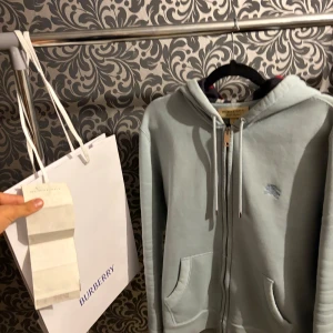 Burberry kofta - Kommer med kvittot och burberry packetet från butik. Skick: 9/10. Nypris: 6800-11500kr