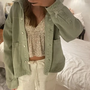 Grön Jens jacka Zara  - Grön jeans jacka från Zara i storlek S i jätte bra skick 🤍