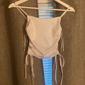Bikbok Top - En top från Bikbok i storlek XS. Använd 1 gång. Väldigt bra skick. Den är vit i silkesmaterial!