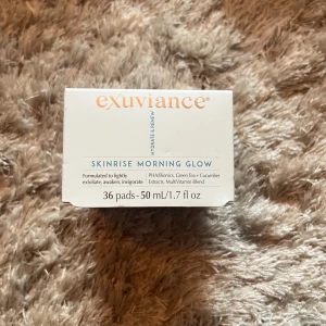 Exuviance Skinrise Morning Glow pads - Exuviance Skinrise Morning Glow är ansiktspads med PHA/bionics, grönt te och gurkextrakt samt multivitaminblandning. Förpackningen innehåller 36 pads, 50 ml. Perfekt för att ge huden en fräsch och återfuktad känsla på morgonen.