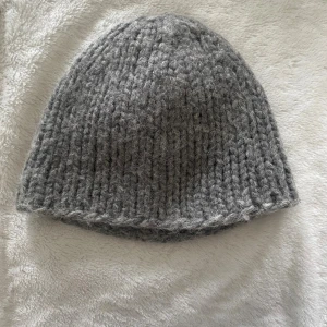 COS grå ull stickad mössa från  - Grå stickad mössa från COS. Knappt använd. Jättevarm och skön 