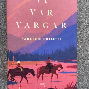 Vi var vargar - Boken är helt ny och oläst! Inbunden och i absolut nyskick. En gripande roman om relationen mellan far och son, där vildmarken och naturens kraft spelar en stor roll. Perfekt för dig som gillar äventyr, känslor och att utforska människans plats i naturen. Hyllad av kritiker för sin berättarkonst och djupa teman. Nypris: 221:- på Bokus och 249:- på Adlibris. Gör ett fynd och köp en helt ny och oläst bok för endast 80:-