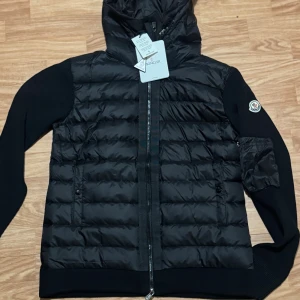 Moncler cardigan jacka - Moncler cardigan jacka. Skriv eran längd och vikt tack. Size S, M, L
