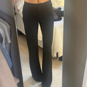 Svarta kostymbyxor med bootcut - SNYGGASTE kostymbyxorna från weekday. Kostade 700. Lågmidjade och bootcut. Bilderna är mina. Storlek 36 men små.