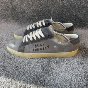Saint Laurent Skor - ‼️VI TAR EJ BYTEN‼️Saint Laurent Skor | Skick: 9/10 | Storlek 40 sitter större 41/42EU | ingår enbart skorna vid köp. | Fraktar inom 24H efter köp på köparens bekostnad 📦💨 | Hör av dig vid minsta fråga eller fundering 💭