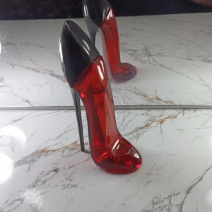 Good girll parfymflaska - Parfym i en unik flaska formad som en röd högklackad sko. Perfekt för dig som gillar att sticka ut och vill ha något annorlunda på hyllan. 