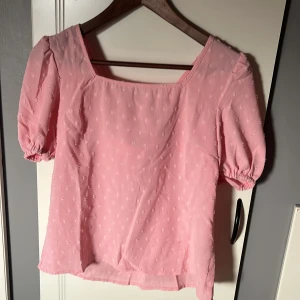 Rosa Blus  - Säljer min rosa blus som är från Shein. Storlek S. En roset ibak på tröjan. Tunt material. 