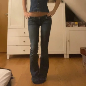 ONLY jeans - Supersnygga jeans från ONLY! Stretchiga och sköna❣️  Midjemått: 38 cm (men väldigt stretchigt material!) Innerbenslängden: 84 cm  För referens är jag 172 cm. Omsydda i grenen för passformen.