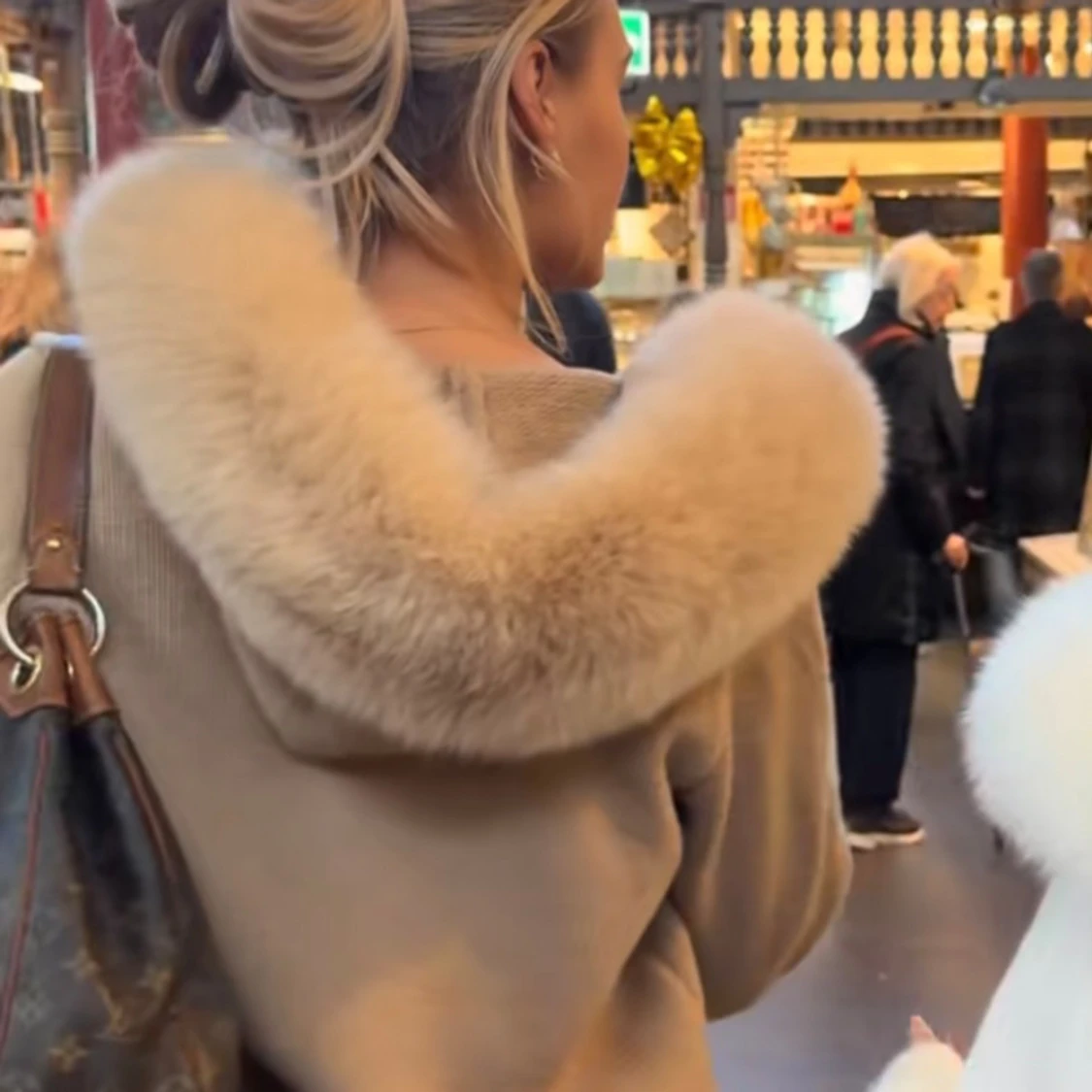 Beige pälsjacka med fluffig huva - 4