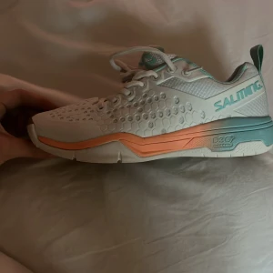 Salming inomhus skor - Säljer dessa super fina inomhus skor från Salming. Är inköpt för 1499 och är använd fåtal gånger. Man kan absolut pruta.