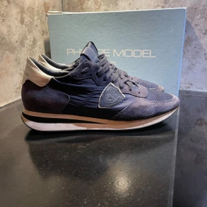 Philippe Model Trpx -  Säljer nu dessa riktigt feta Philippe model Trpx trainers i storlek 39🤩 Skorna är i riktigt bra skick och den mest populära färgen av alla! Passar lite större😁Nypris är ca 3200 kr! Box ingår🙌Skriv vid funderingar!