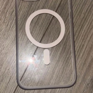  iPhone 15 plus skal - Skal köp för 150kr, färgen på sidorna har blivit lite missfärgad 