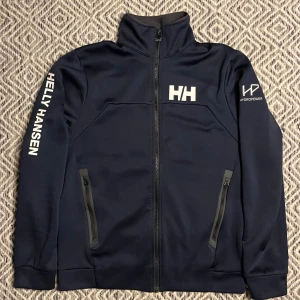 Helly Hansen Tröja - Tjena! Säljer nu denna tvär feta Helly Hansen Fleece! | Storlek M passar även S! | Skick 9/10 Mycket bra! | Nypris ca 2000kr | Mitt pris 699kr | Kom gärna pm vid frågor eller funderingar | Postas eller möts upp i Gävle!