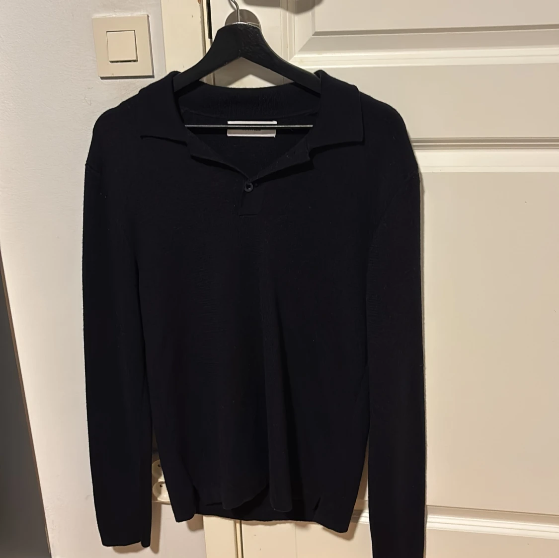 Svart stickad pikétröja Whyred