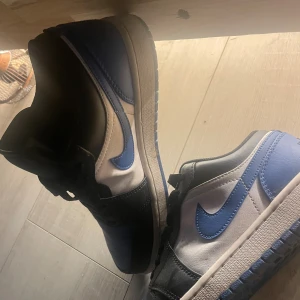  Nike Jordan low  - Ett par stilrena skor som passar till de mesta men säljer nu pågrund av att dom är för små.                           Kan gå ner i pris vid snabb eller smidig affär 