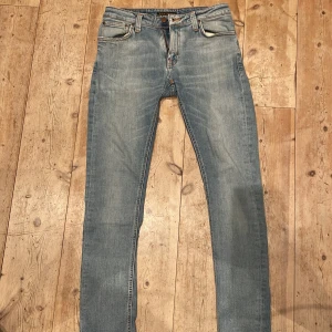 Nudie jeans  - Ljus blå Nudie jeans, mycket bra skick, storlek: 29W/ 30L. Vid någon fundering är det bara att kontakta. 