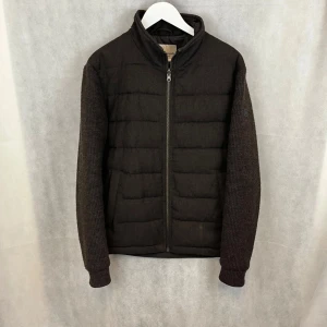 Bruun & stengade cardigan - Riktigt skön caridgan av Bruun & stengade. Ungefär nyskick. Storlek M, modellen är 185.