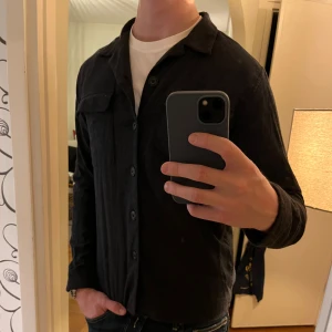 Svart Overshirt Ciszere  - Säljer denna sjukt snygga Overshirten från Ciszere⭐️ Färgen är svart och storleken är M✅ Den har inga defekter och skicket är utomordentligt🙌🤝 Sjukt najs passform och passar perfekt till hösten🍁🙌 Tveka inte på att höra av er dig vid minsta fråga eller fundering😊