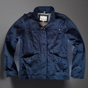 Field jacket mörkblå  - Trendig och perfekt nu i höst/vinter. Inga defekter, mycket bra skick. C=45cm D=60cm Skriv vid fundering 😇🙌